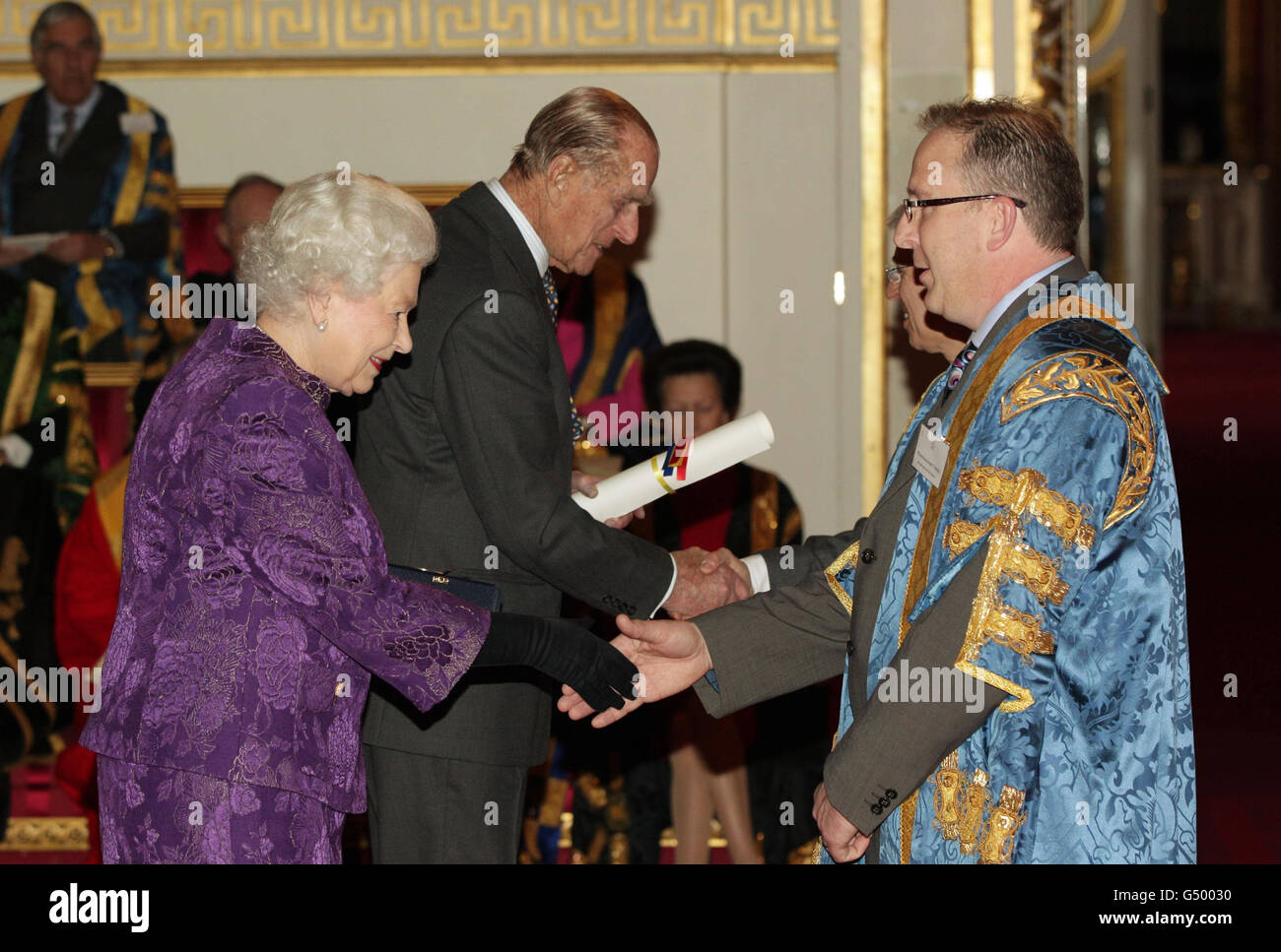 Queen Elizabeth II. Und der Herzog von Edinburgh verleihen Professor John Vinney (rechts) und Stephen Jukes von der Bournemouth University im Buckingham Palace im Zentrum von London einen Royal Anniversary Prize for Higher and Further Education. Stockfoto