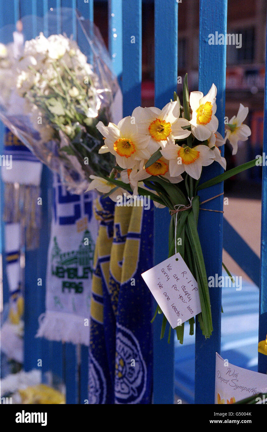 An den Toren der Elland Road, der Heimat des Leeds United Football Club, wurden Blumengebete in Erinnerung an zwei Leeds-Fans, die bei einem Ausbruch der Kämpfe in Istanbul getötet wurden, angebracht. Stockfoto