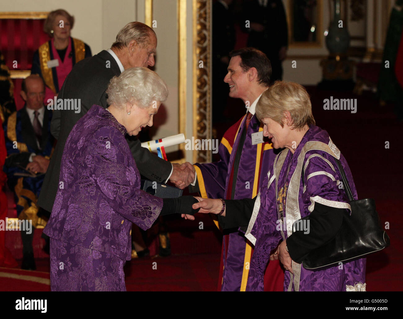 Königin Elizabeth II. Und der Herzog von Edinburgh verleihen Professor Dame Nancy Rothwell DBE und Anil Ruia OBE von der University of Manchester im Buckingham Palace im Zentrum von London einen Royal Anniversary Prize for Higher and Further Education. Stockfoto