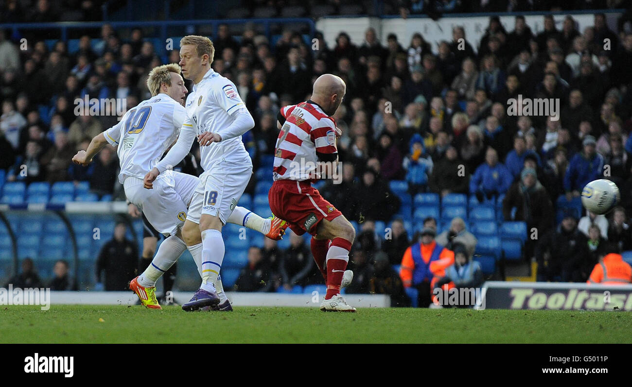 Luciano Becchio von Leeds United (links) erzielt beim npower Football League Championship-Spiel in der Elland Road, Leeds, das dritte Tor des Spiels seiner Seite. Stockfoto