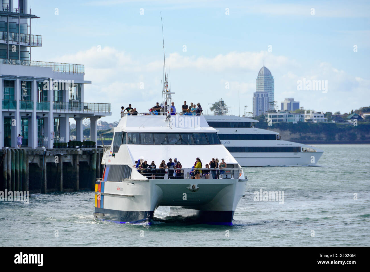 Neuseeland, Auckland, neue Fullers Fähre Takahe Abfahrt Pier 2, Fähre in den Hafen von Auckland Stockfoto