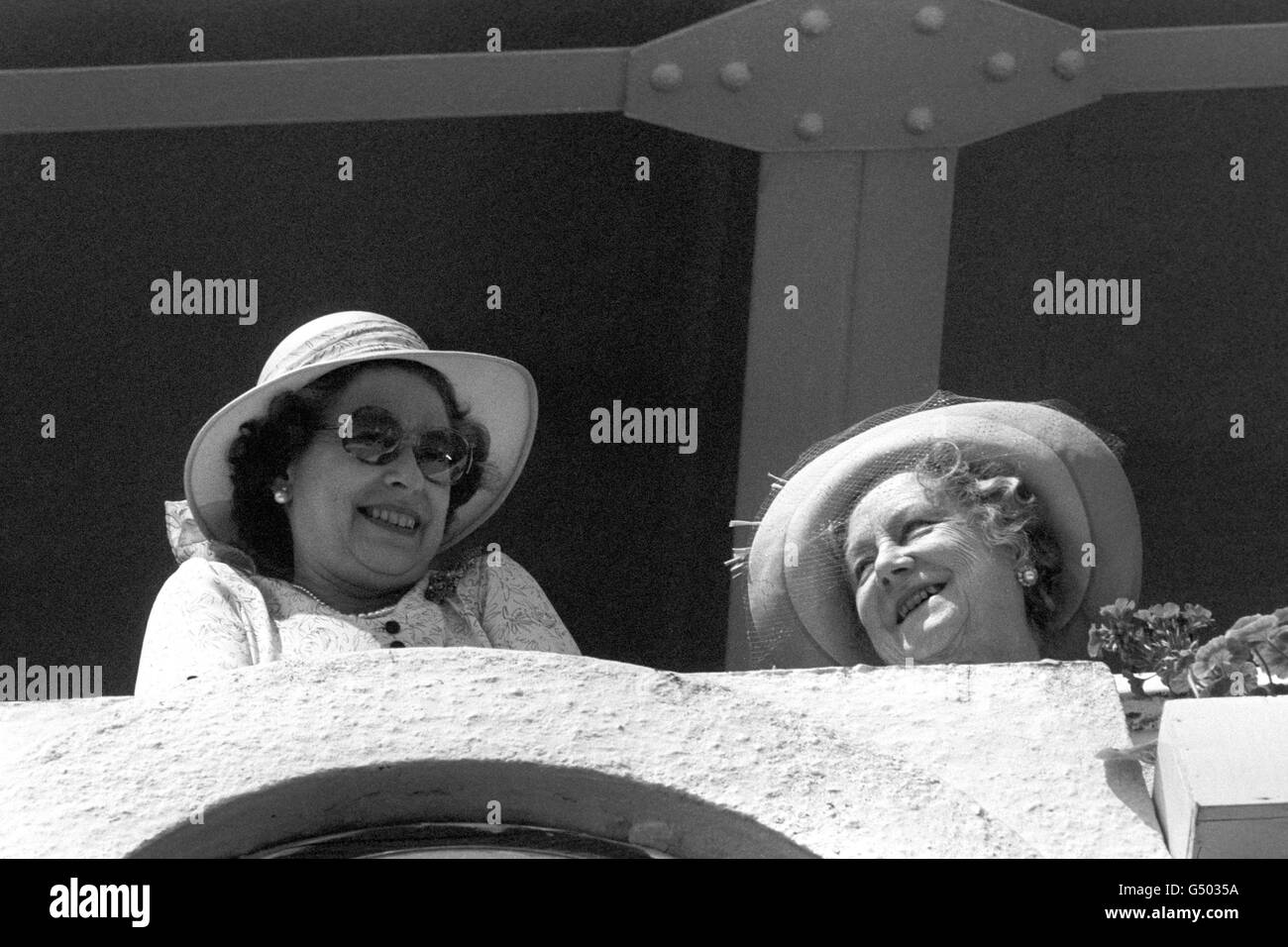 Pferderennen - The Derby Stakes - Epsom Racecourse. Die Königin mit der Königin-Mutter, die das Geschehen von der Royal Box aus beobachtet. Stockfoto