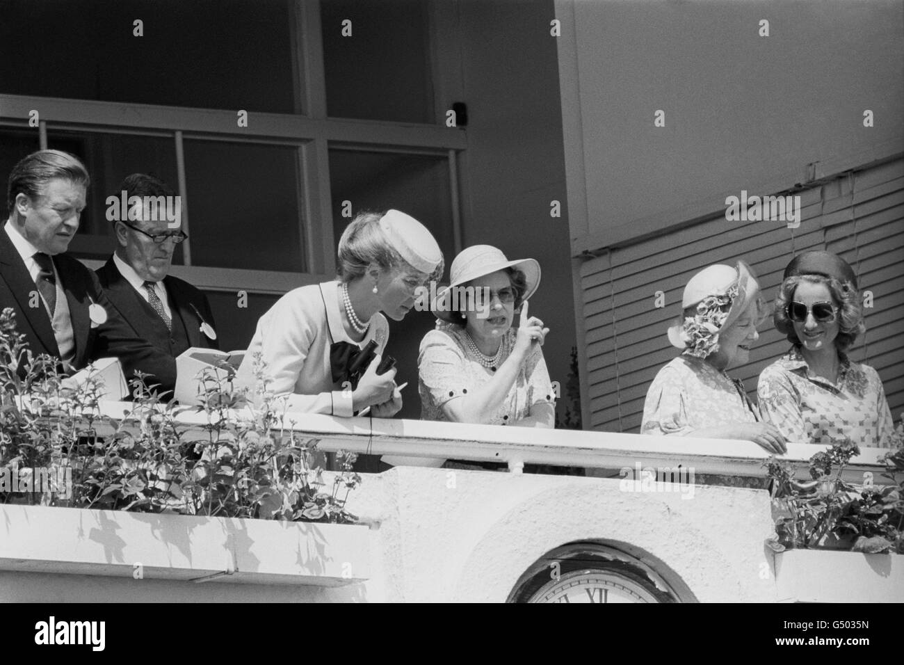 Prinzessin Michael von Kent hört den Ratschlägen der Königin zu, während sie die Aktion von der Royal Box aus beobachten. Stockfoto