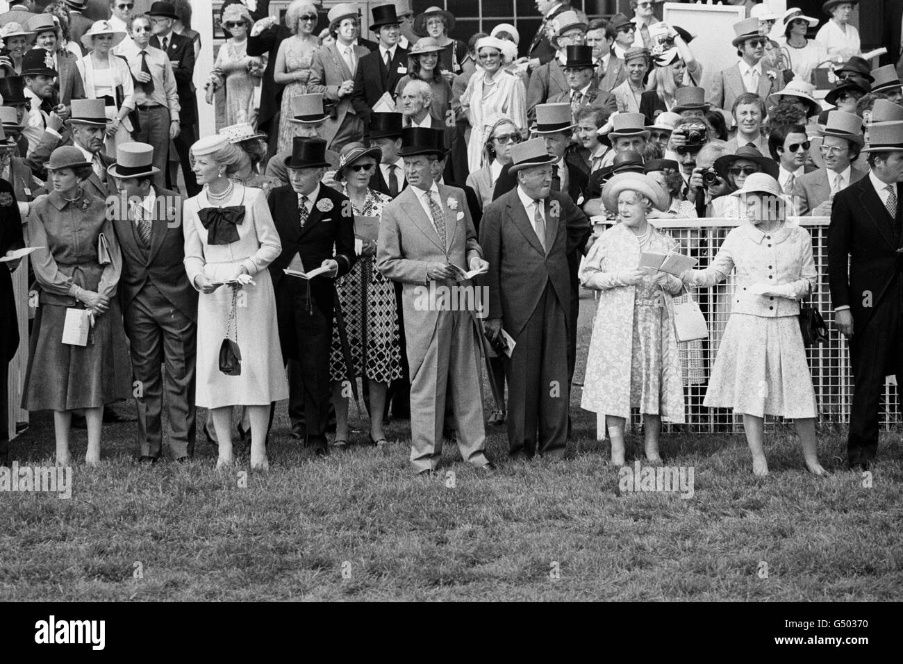 Auf den Schienen vor dem Derby Rennen sind die Queen (zweite von rechts), die Queen Mother (neben der Queen) und andere Mitglieder sind die Royal Family. (l-r) Prinzessin Alexandra und Prinz und Prinzessin Michael von Kent. Stockfoto