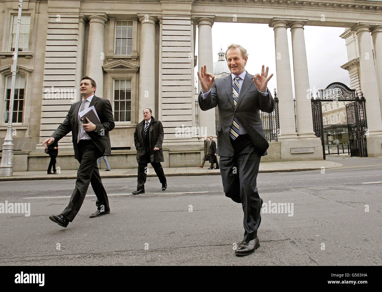 Taoiseach Enda Kenny gibt das OK-Schild vor Regierungsgebäuden auf dem Weg zu einer Pressekonferenz im Merrion Hotel, um bekannt zu geben, dass PayPal 1,000 neue Mitarbeiter in einem neuen europäischen Betriebszentrum in Dundalk einstellen wird. Stockfoto