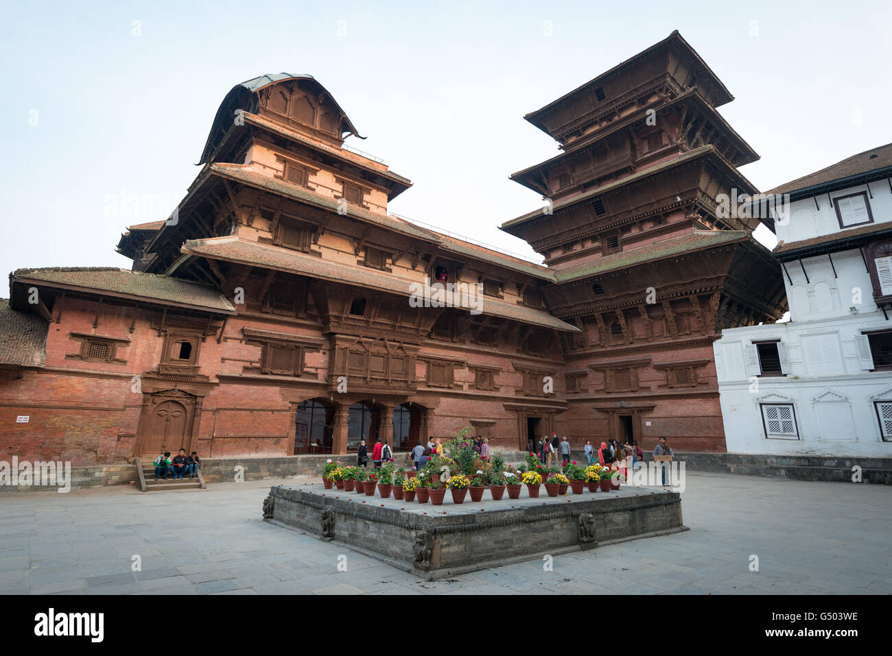 Nepal, Zentralregion, Kathmandu, Blumen auf dem Hof der Basantapur Tower am Durbar Square in Kathmandu Stockfoto