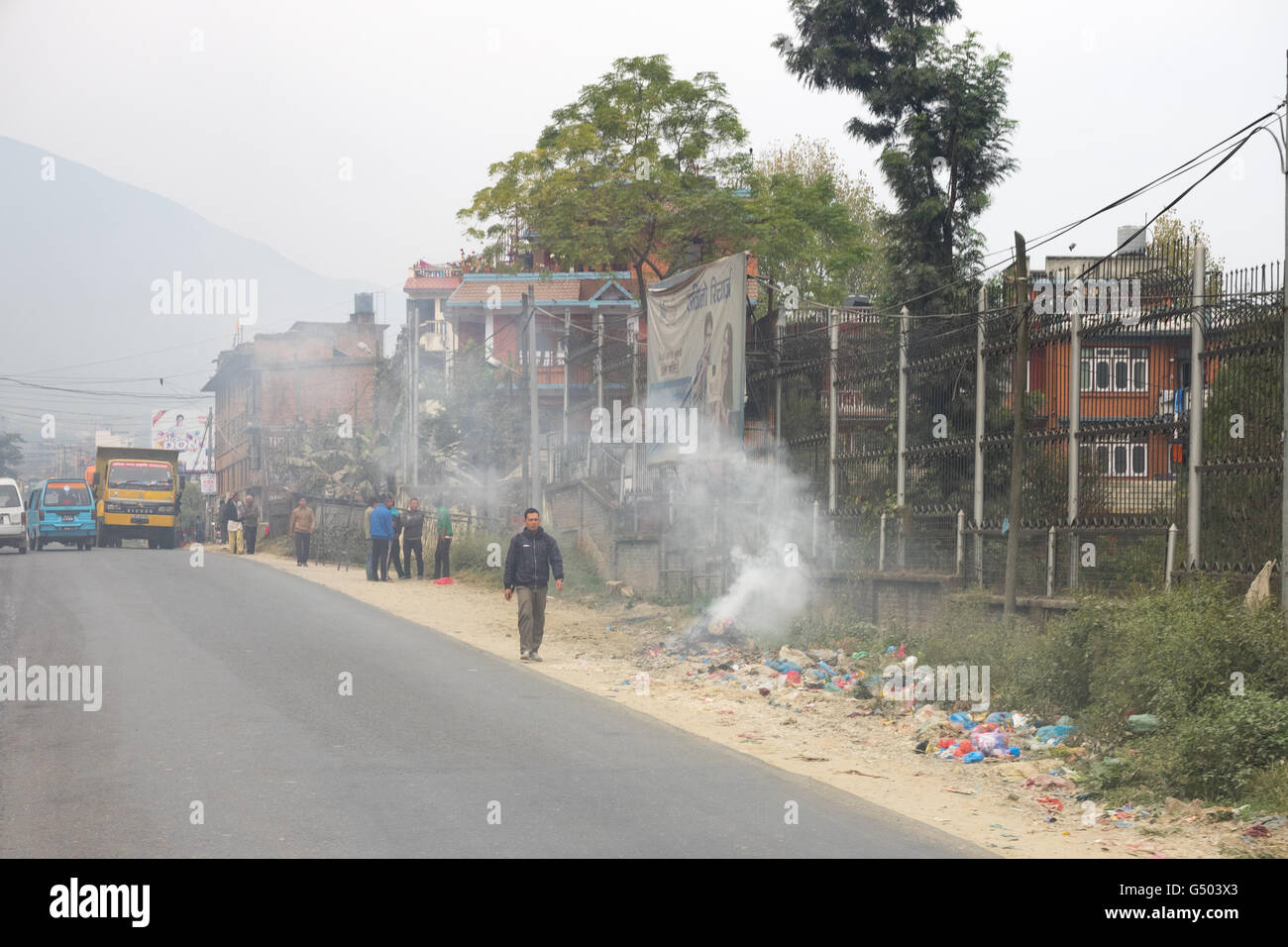 Nepal, Zentralregion, Chandragiri, Annapurna Circuit - fahren von Kathmandu nach Bhulbhule - Müllverbrennung am Rande von Kathmandu Stockfoto