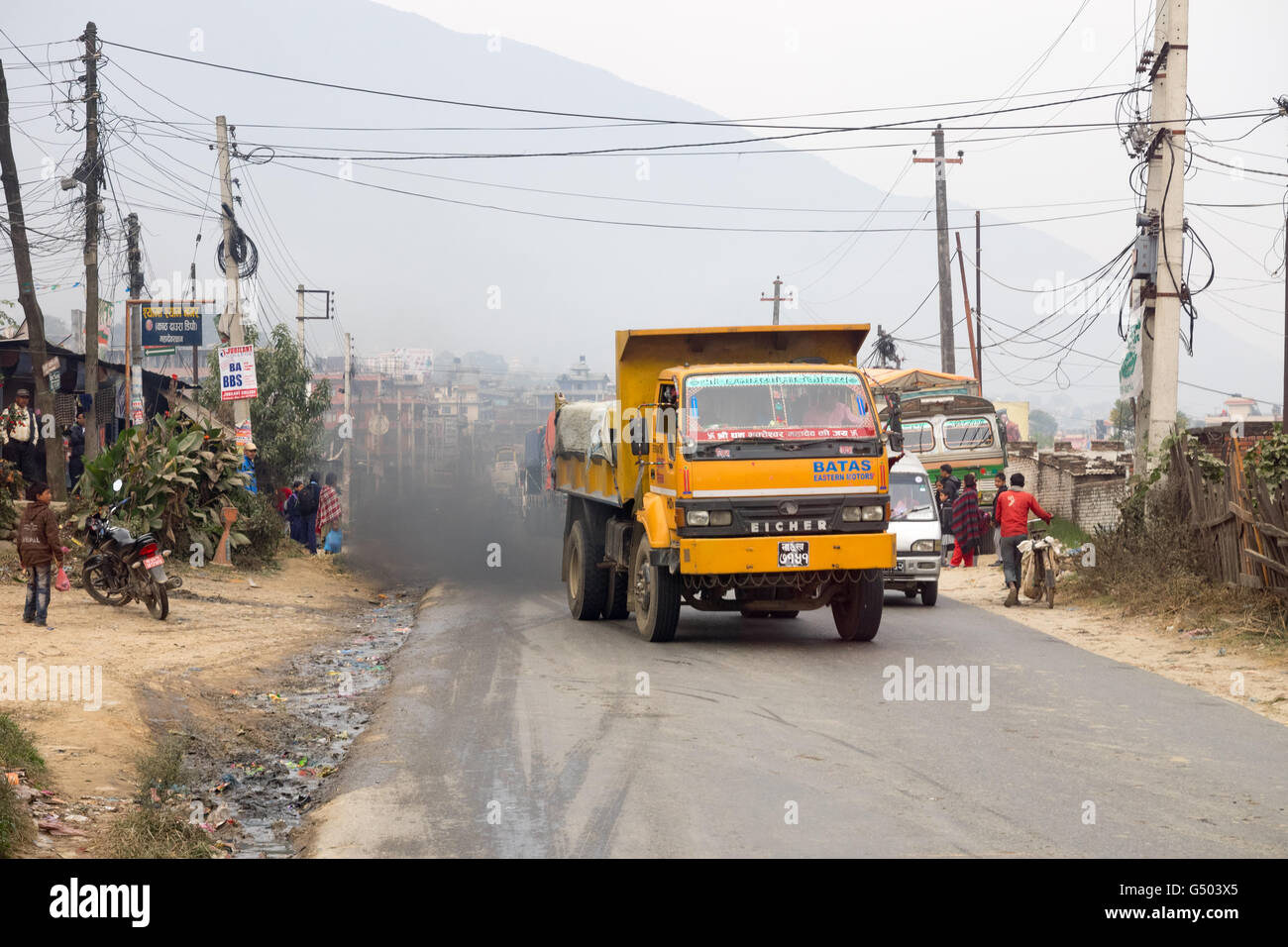 Nepal, Zentralregion, Chandragiri, Annapurna Circuit - Kathmandu nach Bhulbhule - riskantes überholen auf den Straßen von Kathmandu Stockfoto