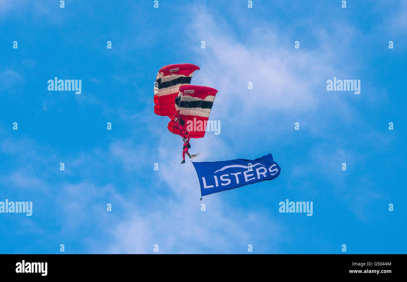 die roten Teufel Fallschirm Team Drop in die drei Grafschaften Show am Malvern mit einer nachgestellten Promis Gruppe Fahne. Stockfoto