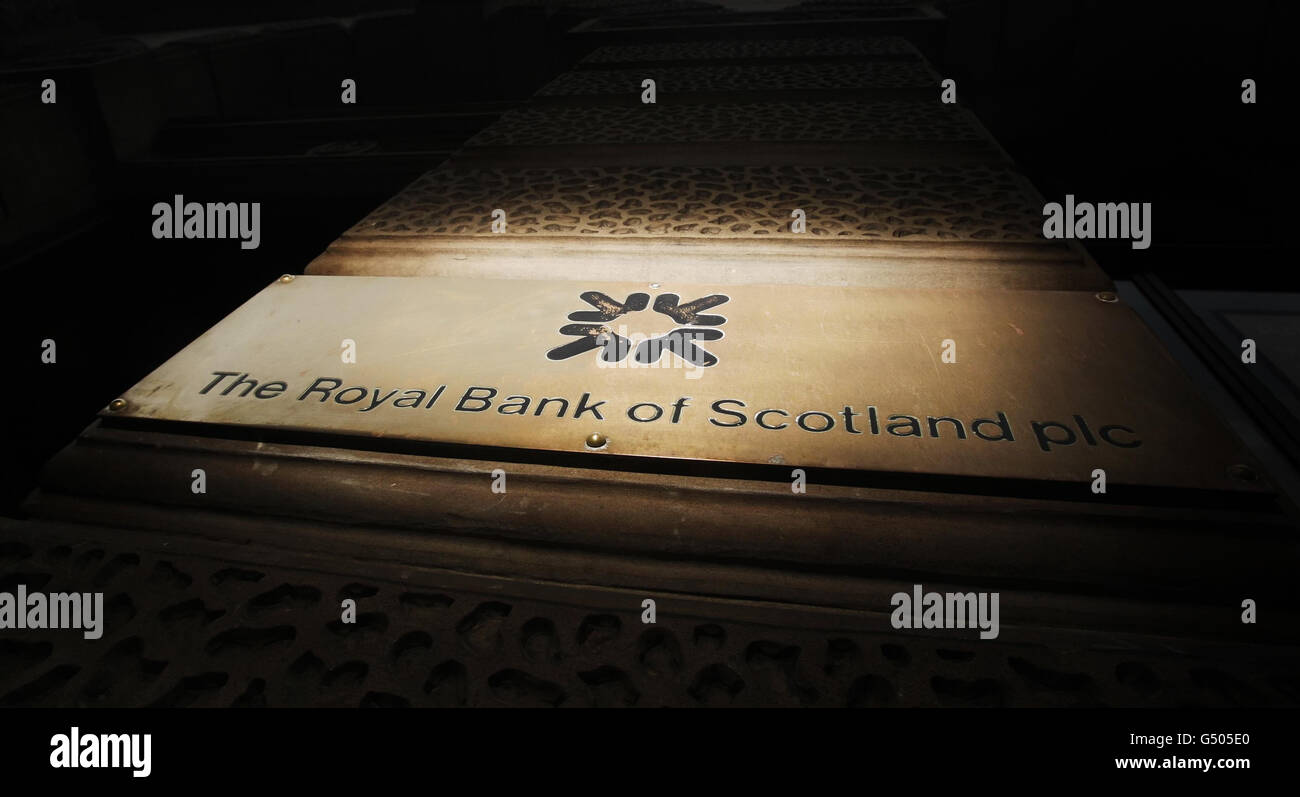 Eine allgemeine Ansicht einer Niederlassung der Royal Bank of Scotland in Glasgow, Schottland, Als die vom Steuerzahler unterstützte Bank heute im Mittelpunkt des Rudes über die Bezahlung der Banker blieb, als sie Gesamtverluste von &Pfund;2 Milliarden für 2011 zur gleichen Zeit enthüllte, als sie &Pfund;785 Millionen an Boni an ihre Mitarbeiter zahlte. Stockfoto