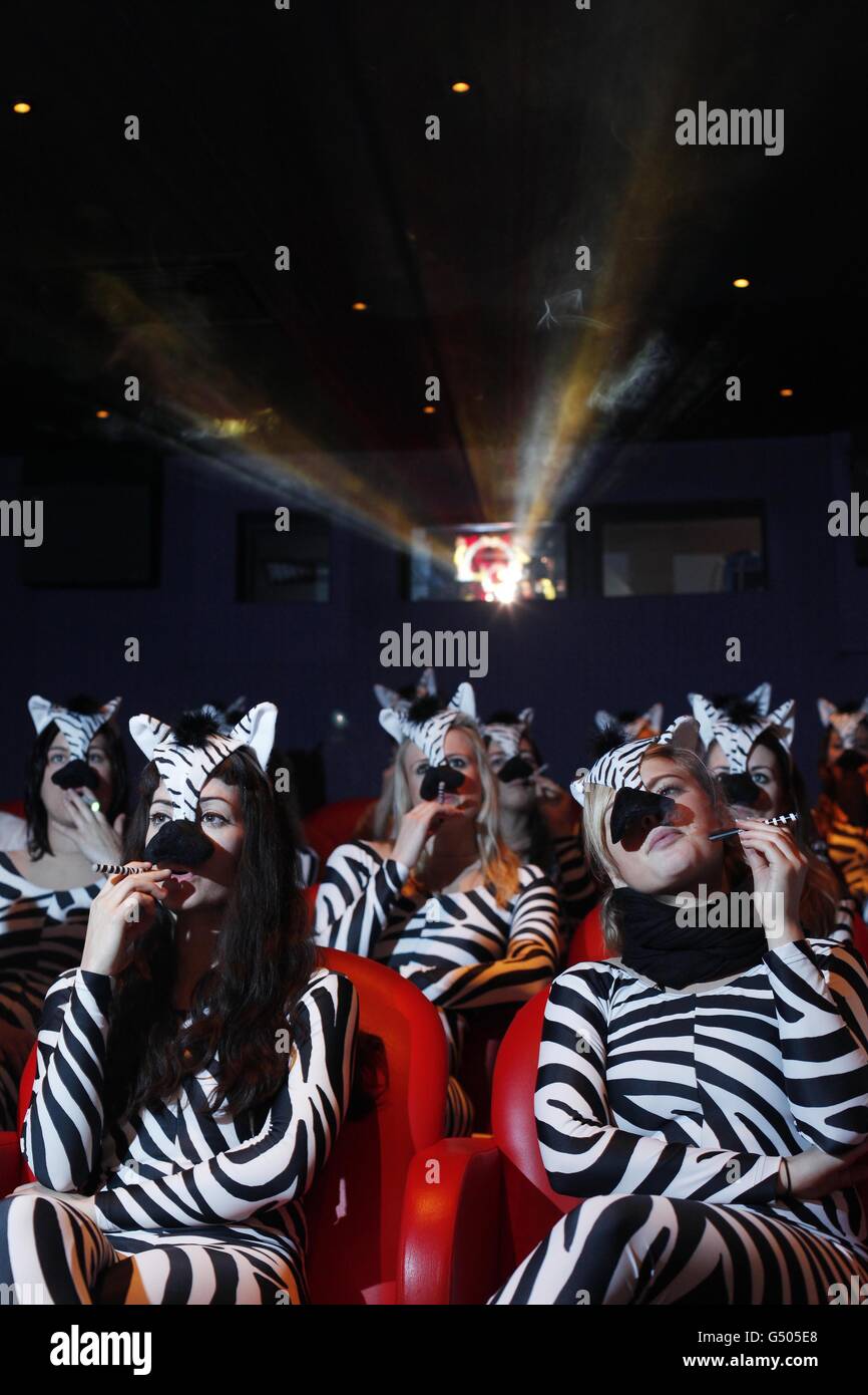 Menschen, die als Zebras gekleidet sind, genießen es, im Kino des Covent Garden Hotels für die Einführung der Zebra Electric Zigarette zu werben. Stockfoto