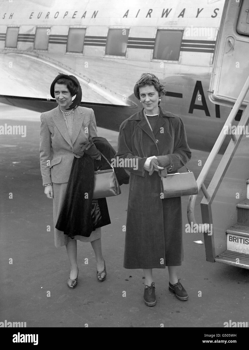 Prinzessin Marina, Herzogin von Kent, rechts, mit ihrer Schwester, der Gräfin Toerring, Am Flughafen Northolt an Bord eines Flugzeugs für München Stockfoto