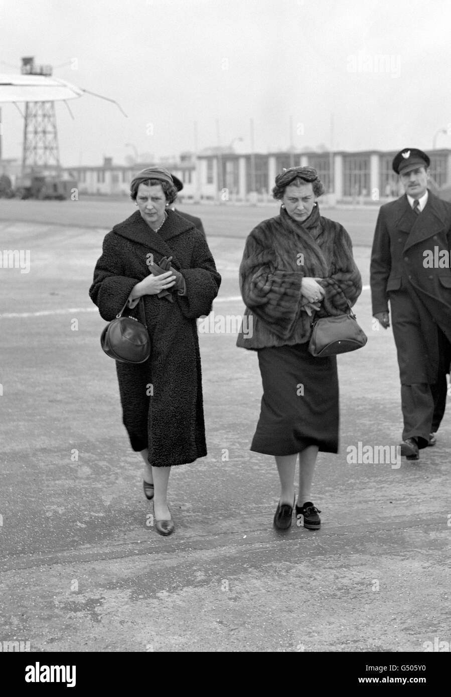 Prinzessin Marina, Herzogin von Kent, rechts, mit ihrer Schwester, der Gräfin Toerring, Der kurz vor dem Besteigen eines BEA-Flugzeugs für München am Northolt Airport stand Stockfoto