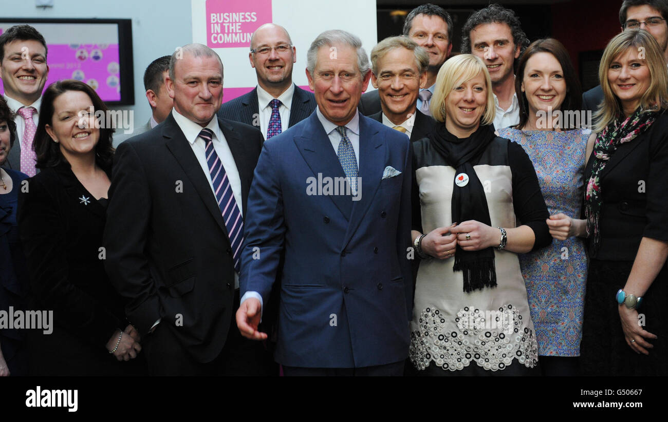 Der Prinz von Wales (Mitte) trifft auf dem Communities Summit in Camden im Norden Londons auf Business Connectors. Stockfoto