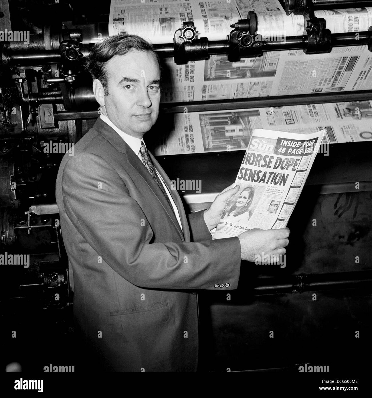 Datei Bild, datiert 17/11/1969, Rupert Murdoch schaut auf eine der ersten Kopien der Sun Zeitung, bei der News of the World Gebäude, in London. Stockfoto
