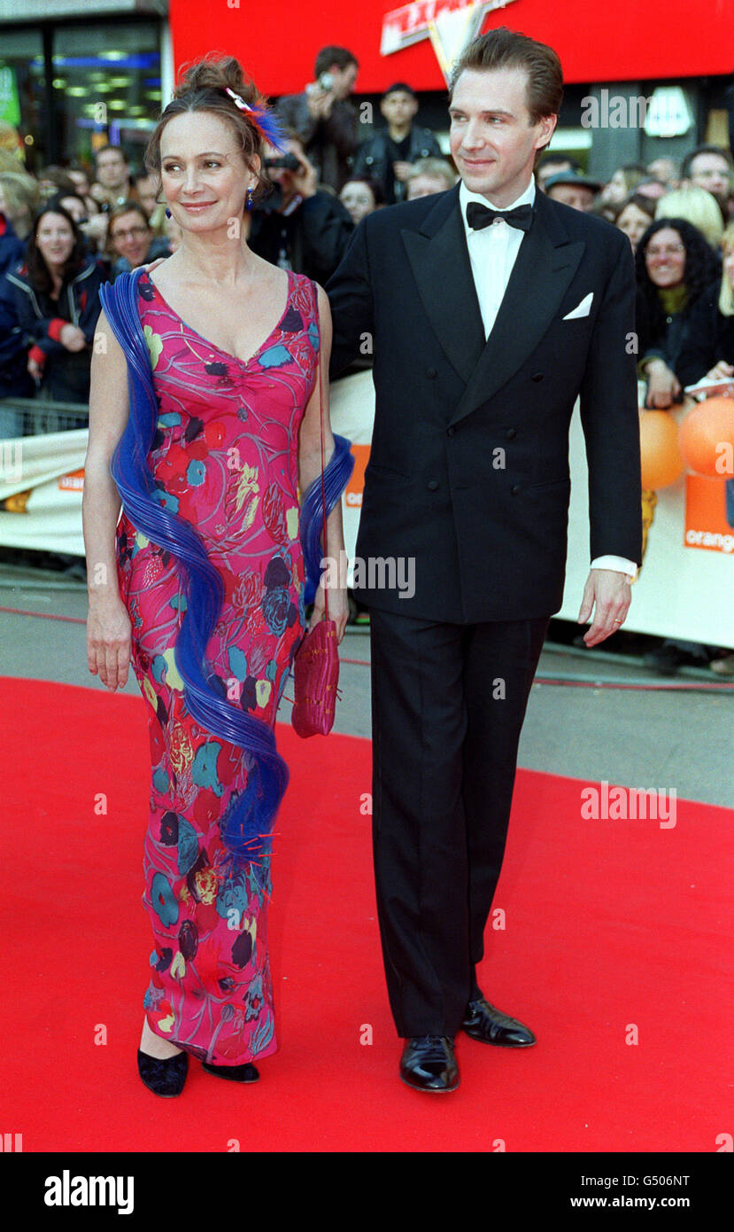 Die Schauspieler Ralph Fiennes und Francesca Annis kommen bei den Orange British Film Academy Awards (BAFTA's) im Odeon-Kino am Leicester Square in London an. Stockfoto