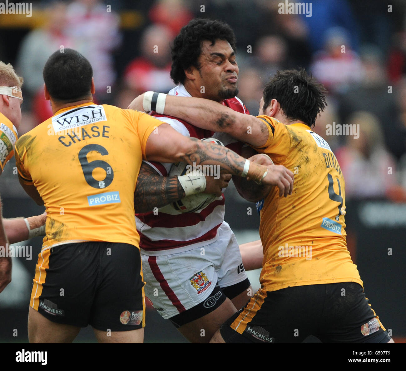 Castleford Tigers' Rangi Chase (links) und Kirk Dixon (rechts) bekämpfen Epalahame Lauaki von Wigan Warriors. Stockfoto