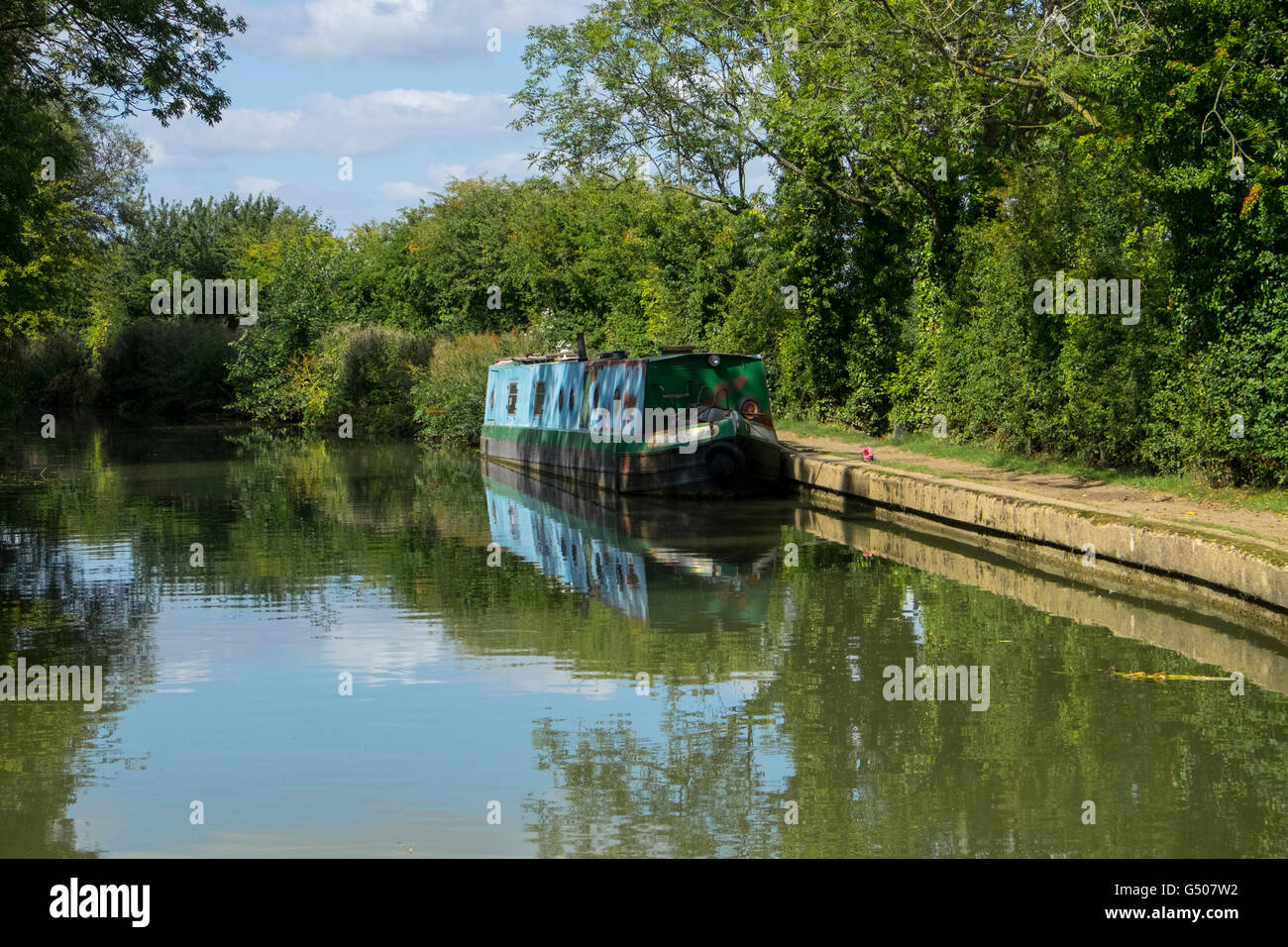 Grachtenboot auf Grand Union Canal in ländlichen Leicestershire. Stockfoto