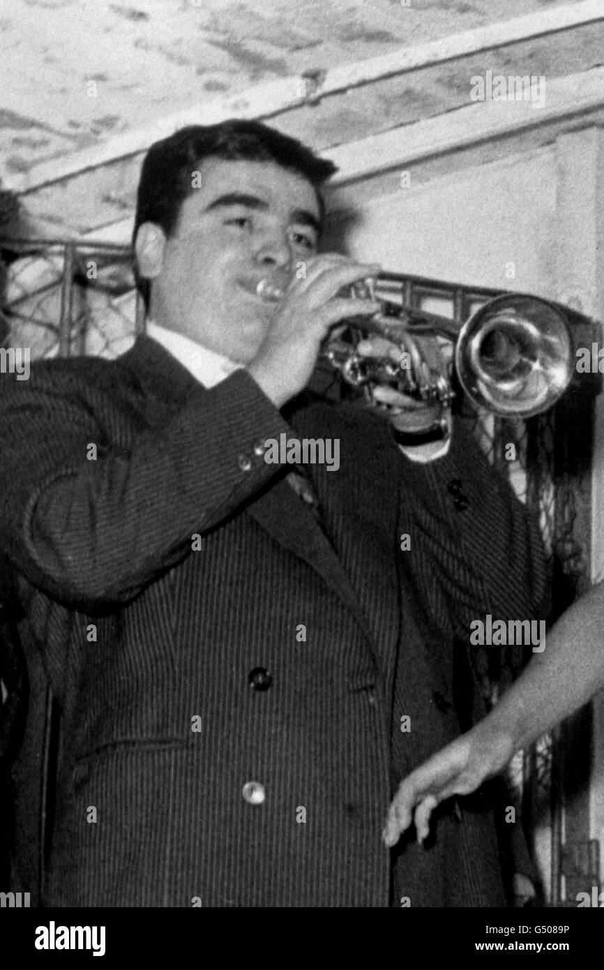 Der berühmte französische Trompeter Maurice Andre spielt in Paris. Stockfoto