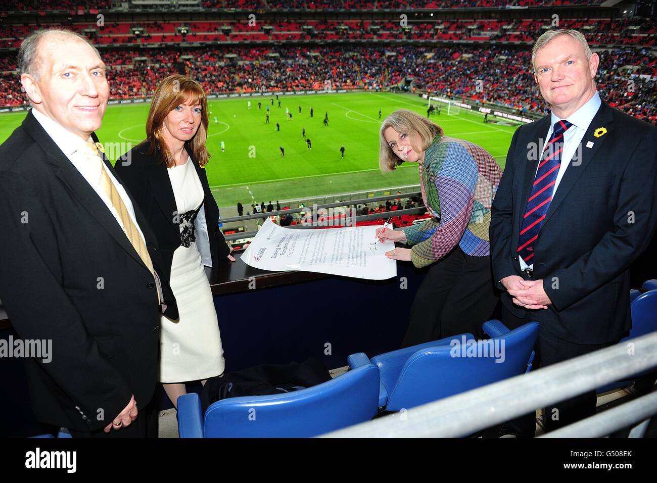 Innenministerin Theresa May (2. Rechts) Zur Halbzeit während einer Präsentation zusammen mit der Football League Vorsitzender Greg Clarke (r) Stockfoto