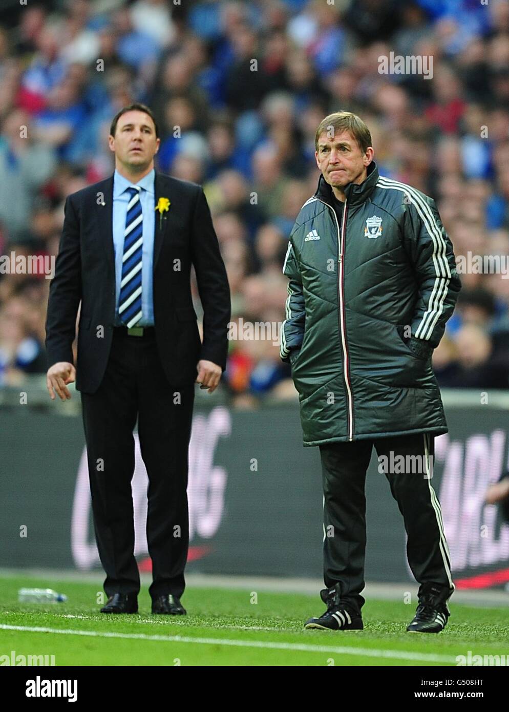 Cardiff City Manager Malky Mackay (links) und Liverpool Manager Kenny Dalglish (rechts) auf der Touchline Stockfoto