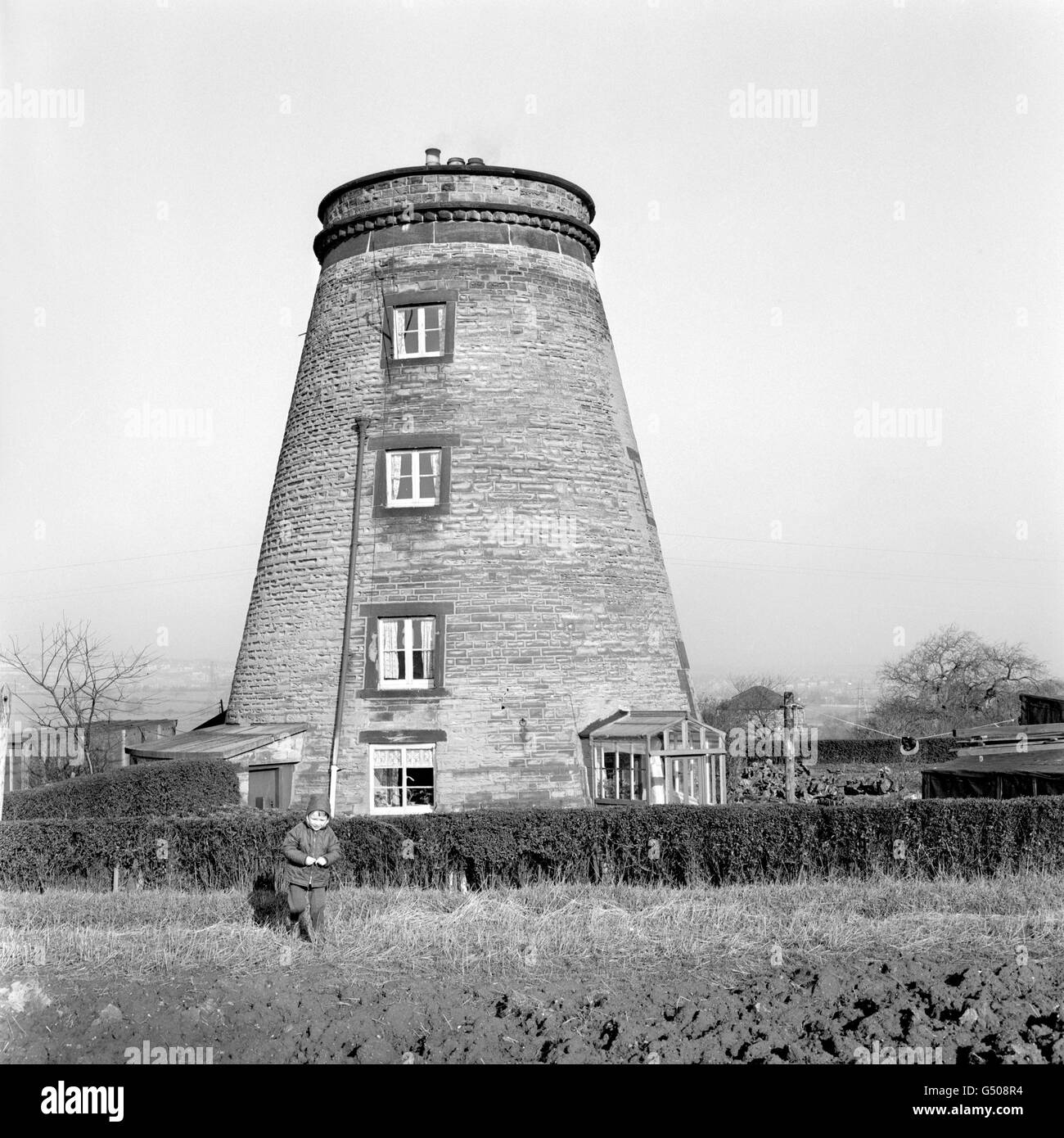 Barrow Mill, eine ehemalige Maiswindmühle in der Nähe von Wentworth, South Yorkshire, die 1834 zu Wohnungen für zwei Familien umgebaut wurde Stockfoto