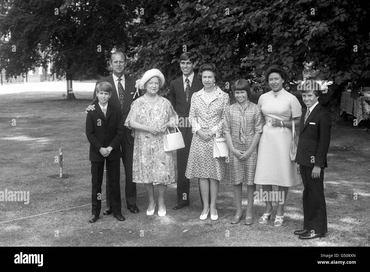 Royalty - Königin Mutter 76. Geburtstag - Clarence House, London Stockfoto