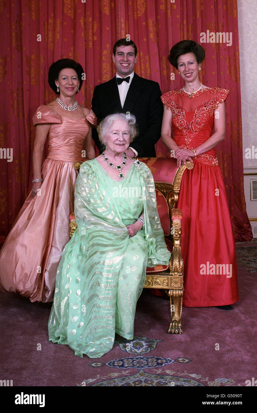 Tanz der Jahrzehnte offizielles Bild, das die Königin Mutter (vorne), Prinzessin Margaret (links 