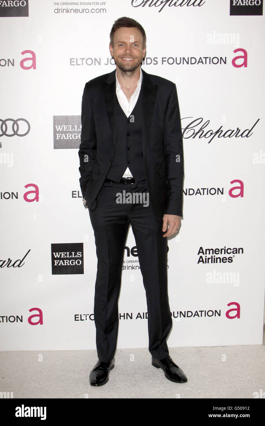 Joel McHale bei der Ankunft für die Elton John AIDS Foundation Academy Awards Viewing Party im West Hollywood Park in Los Angeles, USA. Stockfoto