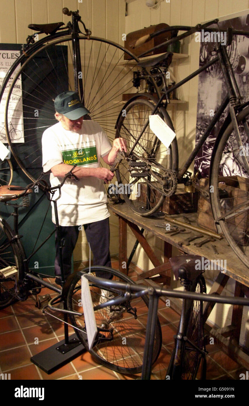 Transport - Vintage und moderne Zyklen - Brooklands Museum Stockfoto