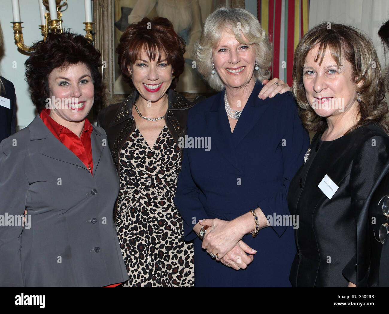 Die Herzogin von Cornwall (zweite rechts) mit (von links nach rechts) Ruby Wax, Kathy Lette und Baroness Helena Kennedy während eines Empfangs im Clarence House im Zentrum von London zur Unterstützung des WOW - Woman of the World Festivals des Southbank Center. Stockfoto