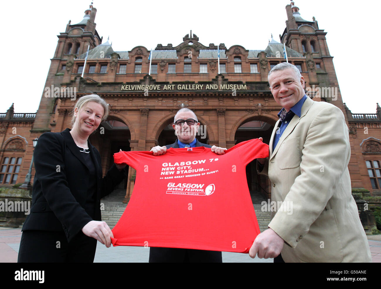 Sportministerin Shona Robinson (links), Botschafter Scott Hastings (rechts) aus Glasgow und Stadtrat Archie Graham vor dem Kelingrove Museum, Glasgow. Stockfoto