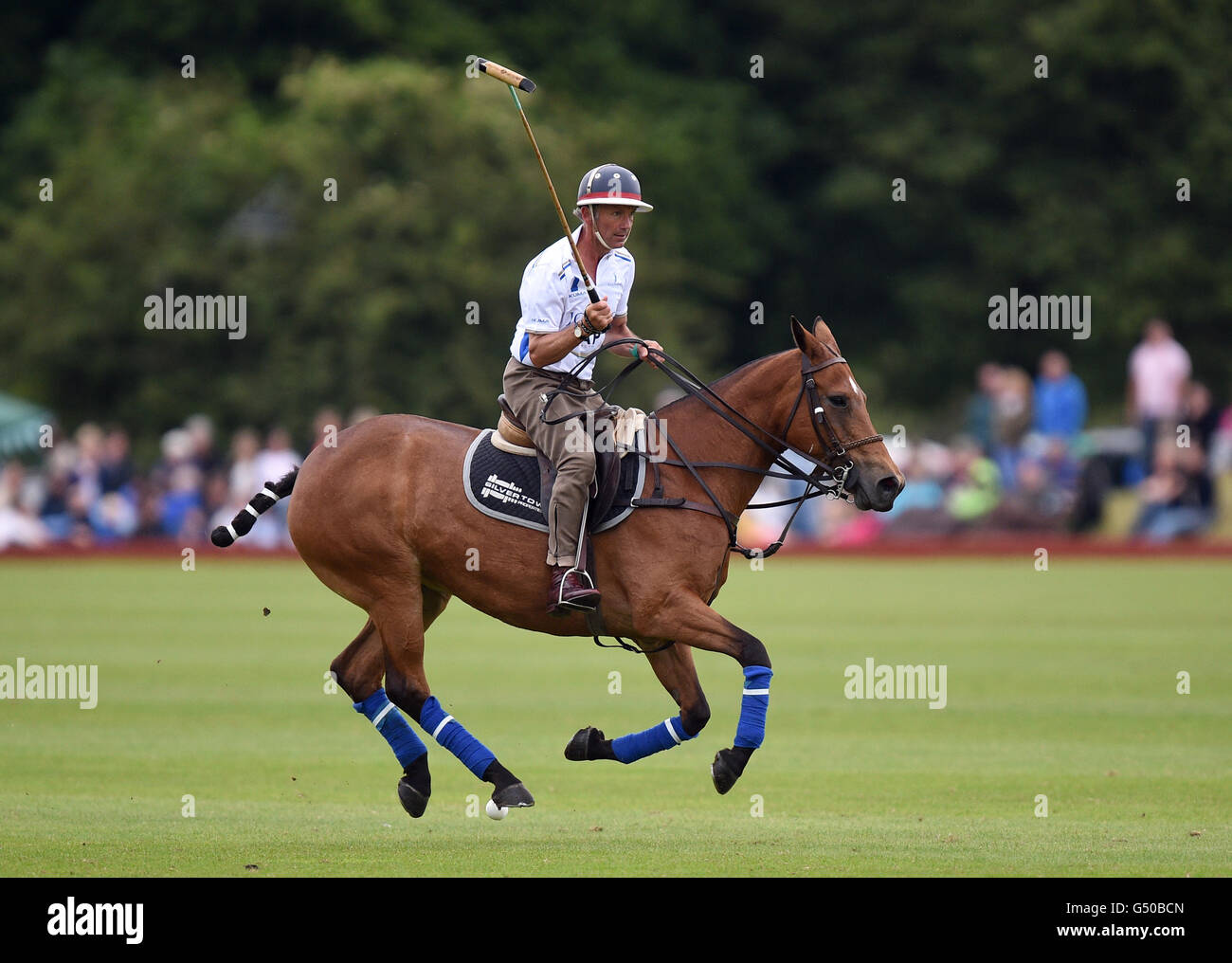 Fomer jockey John Francome während der Jockeys Vs Olympische Legenden Polospiel am zweiten Tag des Festivals Gloucestershire Polo im Beaufort Polo Club in der Nähe von Tetbury, Gloucestershire PRESS ASSOCIATION Foto. Bild Datum: Sonntag, 19. Juni 2016. Vgl. PA Geschichte sozial- Stockfoto