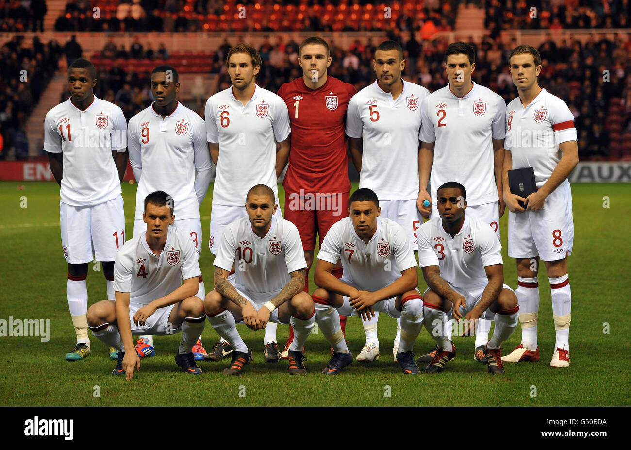 England U21 Mannschaftsgruppe (hintere Reihe von links nach rechts) Wilfried Zaha, Marvin Sordell, Craig Dawson, Torwart Jack Butland, Steven Caulker, Martin Kelly und Kapitän Jordan Henderson. (Vordere Reihe von links nach rechts) Josh McEachran, Henri Lansbury, Alex Oxlade-Chamberlain und Danny Rose während des U-21-Qualifying-Spiels der UEFA European Championship 2013 im Riverside Stadium, Middlesbrough. Stockfoto