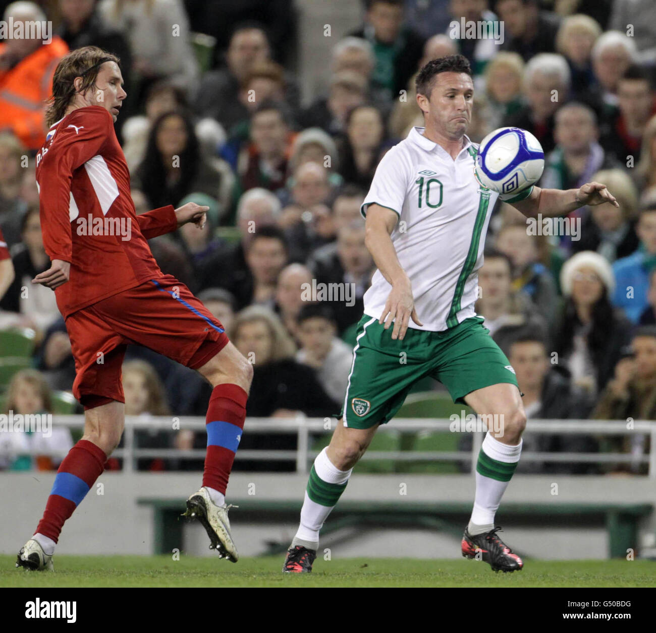 Robbie Keane, Irlands Republik, und Jaroslav Plasil (rechts), Tschechiens, kämpfen während des International Friendly im Aviva Stadium, Dublin, um den Ball. Stockfoto