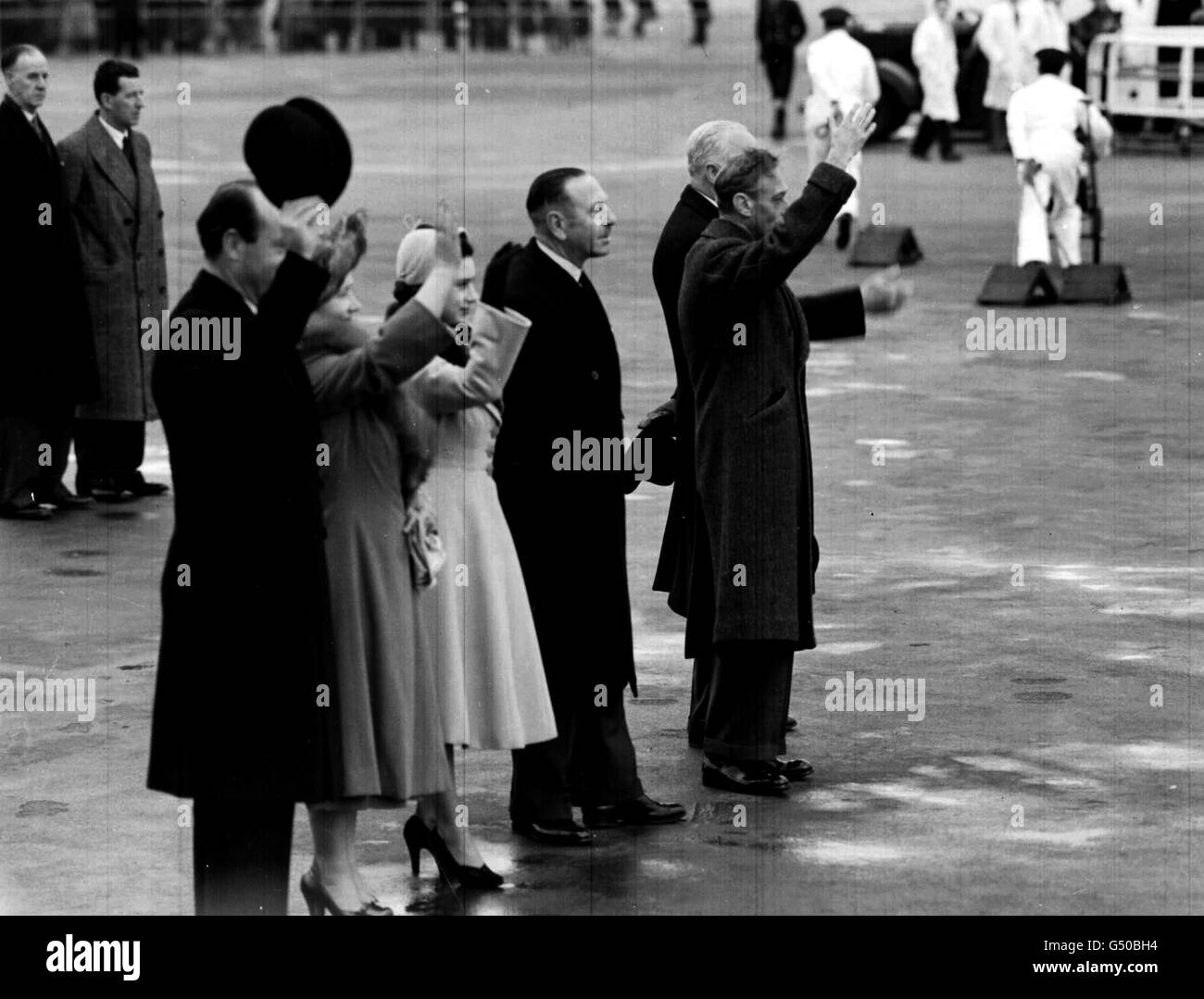 König Georg VI. (Zweite rechts), Prinzessin Margaret (dritte links) und Königin Elisabeth (die Königin Mutter, zweite links) winken Auf Wiedersehen zu Prinzessin Elisabeth (die jetzige Königin) und dem Herzog von Edinburgh am Flughafen Heathrow. Sechs Tage später war der König tot. Stockfoto