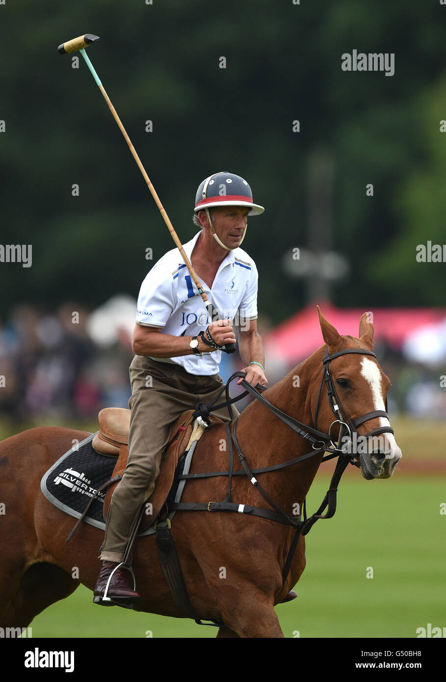 Fomer jockey John Francome während der Jockeys Vs Olympische Legenden Polospiel am zweiten Tag des Festivals Gloucestershire Polo im Beaufort Polo Club in der Nähe von Tetbury, Gloucestershire PRESS ASSOCIATION Foto. Bild Datum: Sonntag, 19. Juni 2016. Vgl. PA Geschichte sozial- Stockfoto