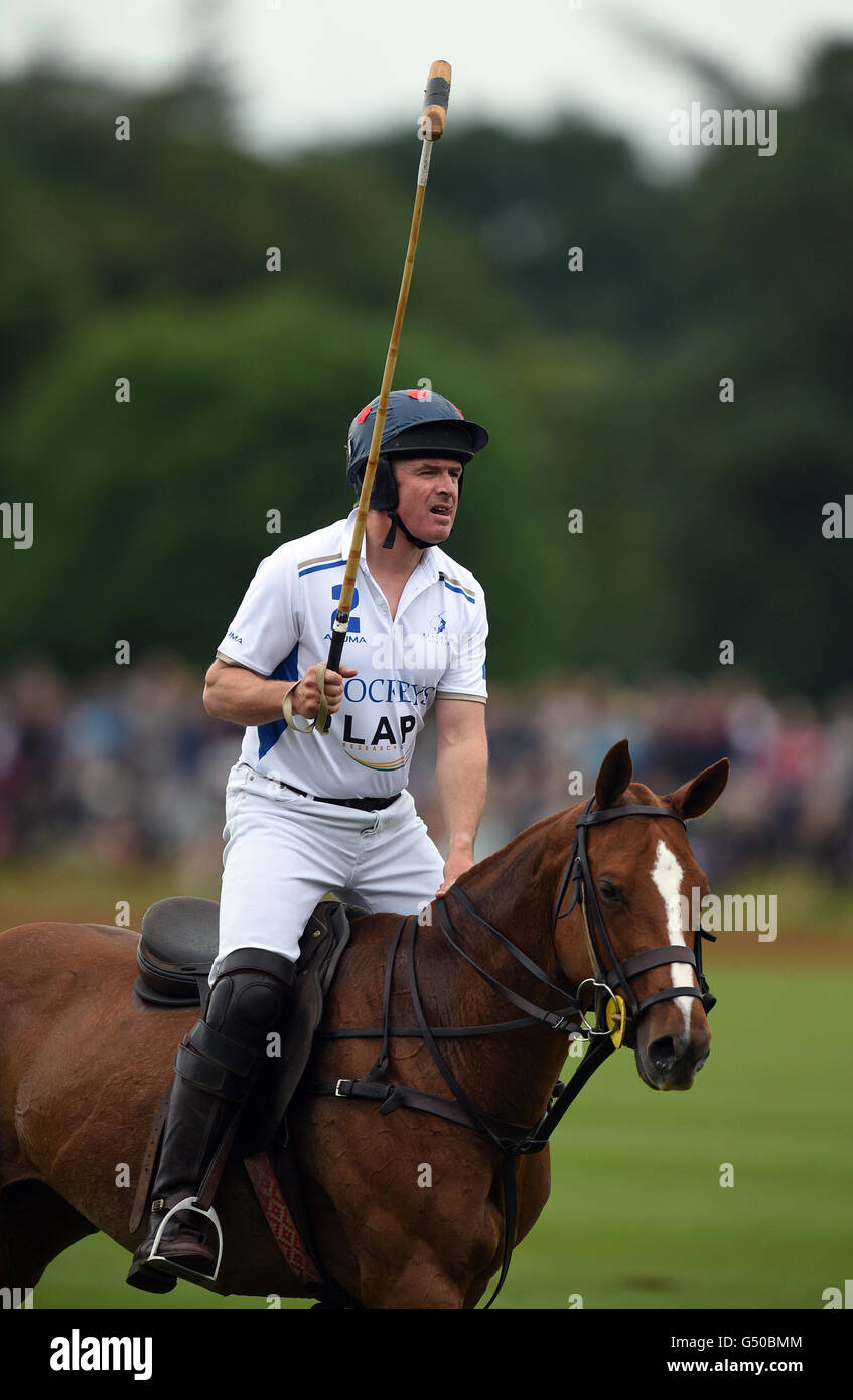 Fomer jockey Marcus Armytage während der Jockeys Vs Olympische Legenden Polospiel am zweiten Tag des Festivals Gloucestershire Polo im Beaufort Polo Club in der Nähe von Tetbury, Gloucestershire PRESS ASSOCIATION Foto. Bild Datum: Sonntag, 19. Juni 2016. Vgl. PA Geschichte sozial- Stockfoto