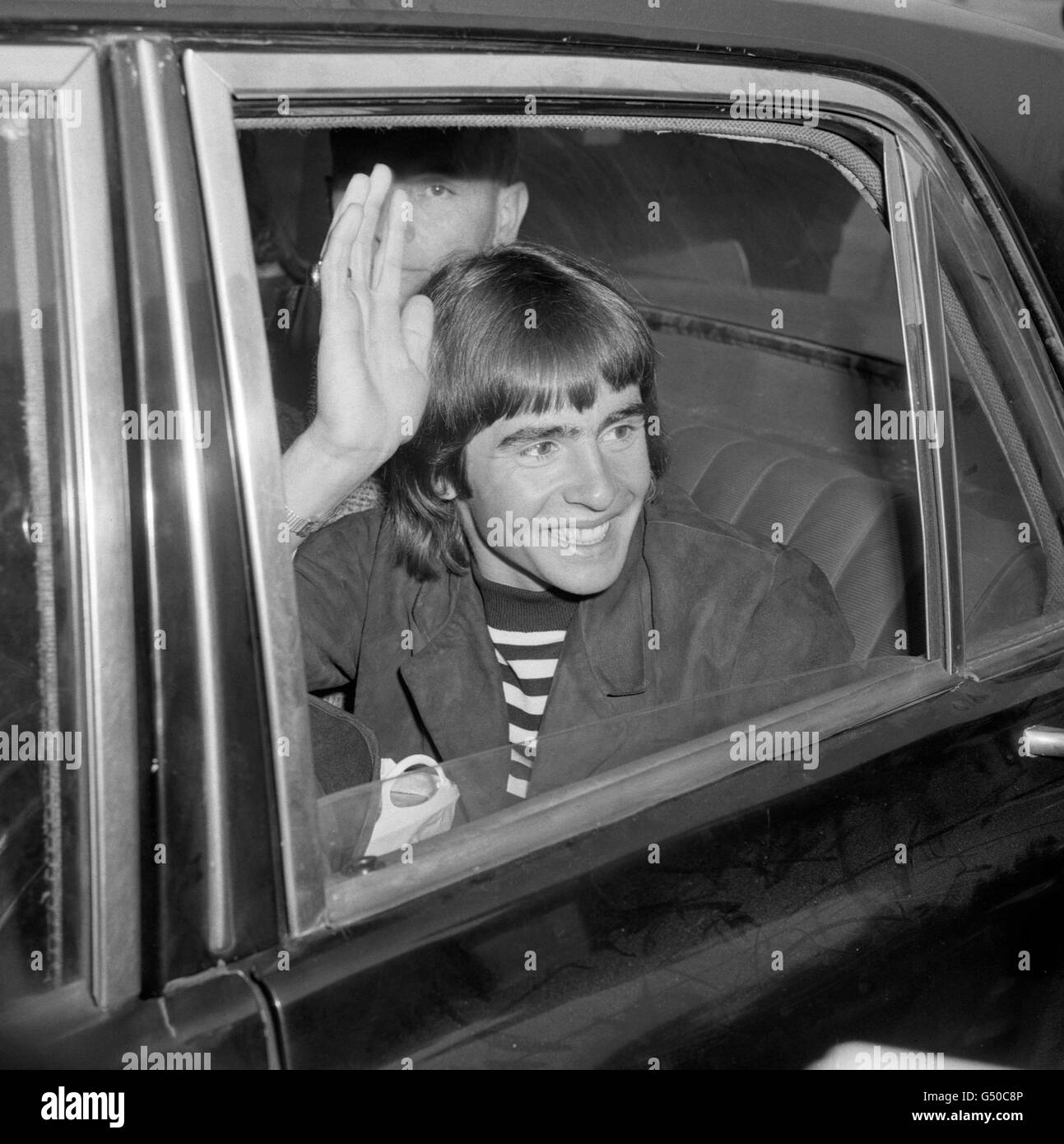 Davy Jones, das britische Mitglied der amerikanischen Popgruppe The Monkees, lächelt aus der Sicherheit eines Autos am Flughafen Heathrow in London. Es gab chaotische Szenen, als fast 800 Fans, die dort waren, um ihn zu begrüßen, mit der Polizei zusammenprallten. Stockfoto
