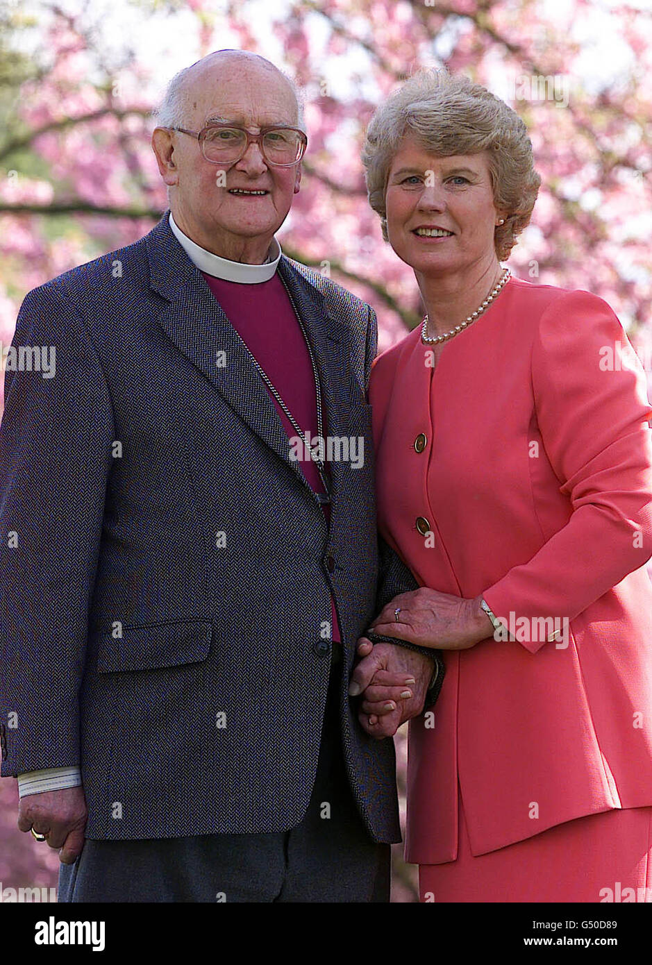Der RT Rev Bischof Ralph Emmerson, 86, der ehemalige Bischof von Knaresborough, und seine langjährige Freundin, die 61-jährige Elizabeth Firth vor der Ripon Cathedral, North Yorkshire. Der ehemalige Bischof soll Frau Firth in einer Zeremonie in der Kathedrale heiraten. * im Sommer. * das Paar kennt sich seit 44 Jahren und war beide vor einigen Jahren verwitwet. Stockfoto