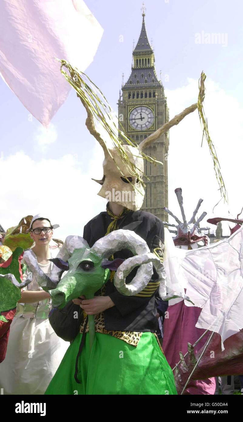 Demonstarter passieren Big Ben während der antikapitalistischen Demo in London. Die Demonstration rund um den Westminster-Bezirk soll das Gebiet grün machen, indem die Protestierenden Bäume und Pflanzen in Misthaufen Pflanzen. Stockfoto