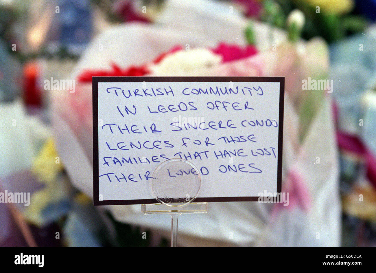 Die handgeschriebene Karte einer floralen Hommage, die von der türkischen Gemeinde Leeds vor den Toren der Elland Road, der Heimat des Leeds United Football Club, hinterlassen wurde. Zwei Leeds-Fans wurden bei einem Ausbruch der Kämpfe in Istanbul, Türkei, am 05/04/2000 getötet. Stockfoto
