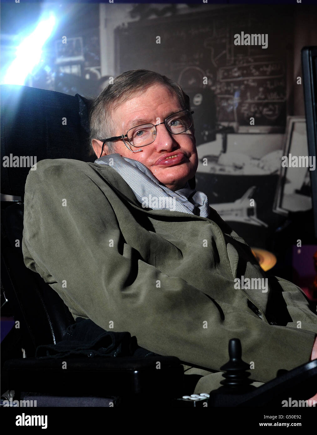 Professor Stephen Hawking besucht das Science Museum in London, um eine Ausstellung zu sehen, die anlässlich seines 70. Geburtstages läuft. DRÜCKEN SIE VERBANDSFOTO. Bilddatum: Samstag, 25. Februar 2012. Bildnachweis sollte lauten: Anthony Devlin/PA Wire Stockfoto