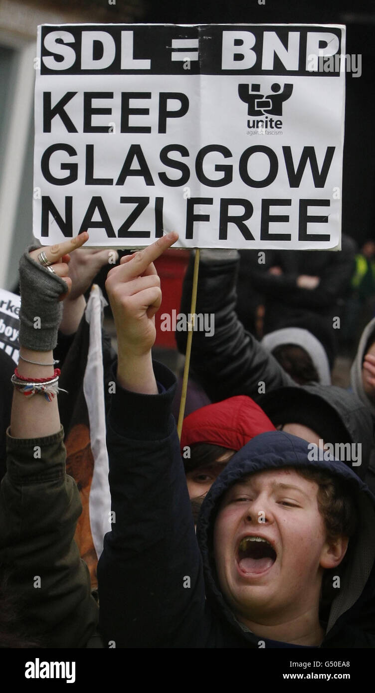 Ein Anti-Nazi-Protestant ist in der Nähe einer Demonstration der Scottish Defence League auf dem St. Enoch Square in Glasgow, Schottland, abgebildet. Stockfoto