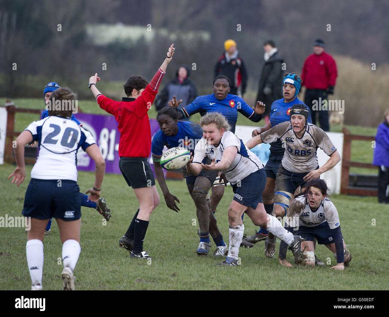 Rugby Union - RBS Women's 6 Nations Championship 2012 - Schottland die Frauen gegen Frankreich die Frauen - Bridgehaugh Park. Scotland Women's Heather Lockhart füttert den Ball während des Womens RBS 6 Nations-Spiels im Bridgehaugh Park, Stirling. Stockfoto