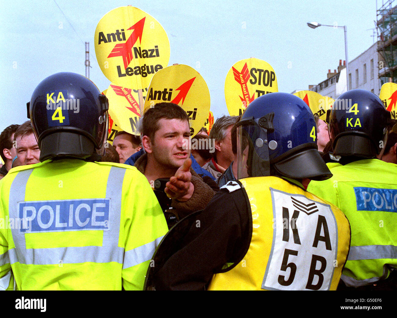 Mitglieder der Anti-Nazi-Liga führen während einer Demonstration der Front National einen Gegenprotest über die Anzahl der Asylbewerber durch, die in der Küstenstadt Margate in Kent untergebracht sind. Während der gesamten Zeit wurde eine starke Polizeipräsenz beobachtet, wobei fünf Personen verhaftet wurden. Stockfoto