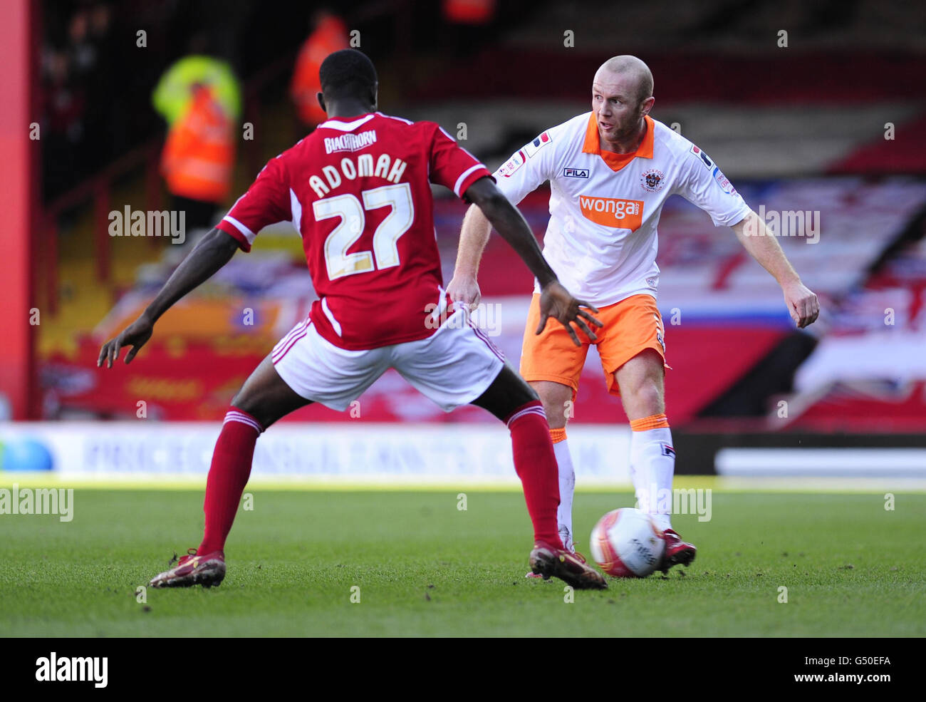 Albert Adomah von Bristol City und Stephen Crainey von Blackpool (rechts) kämpfen während des npower Championship-Spiels am Ashton Gate in Bristol um den Ball. Stockfoto
