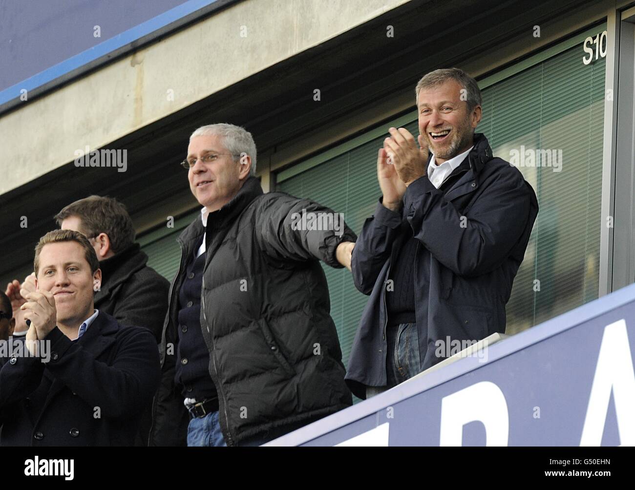 Besitzer des Chelsea Football Club Roman Abramovich (rechts) feiert mit Freunde in der Tribüne nach ihrem zweiten Tor Stockfoto