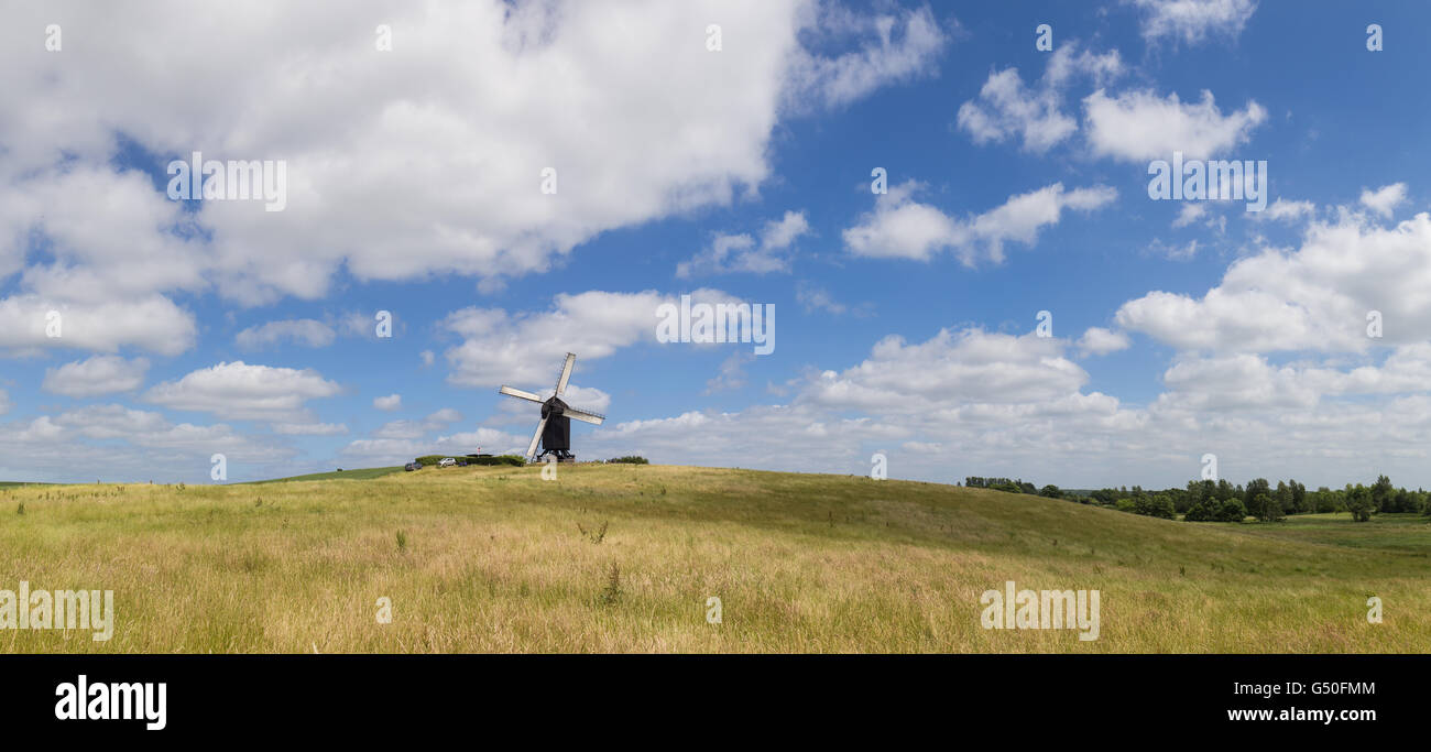 Hoejerg, Dänemark - 19. Juni 2016: Panoramablick über historische dänische Windmühle Pibe Moelle genannt. Stockfoto