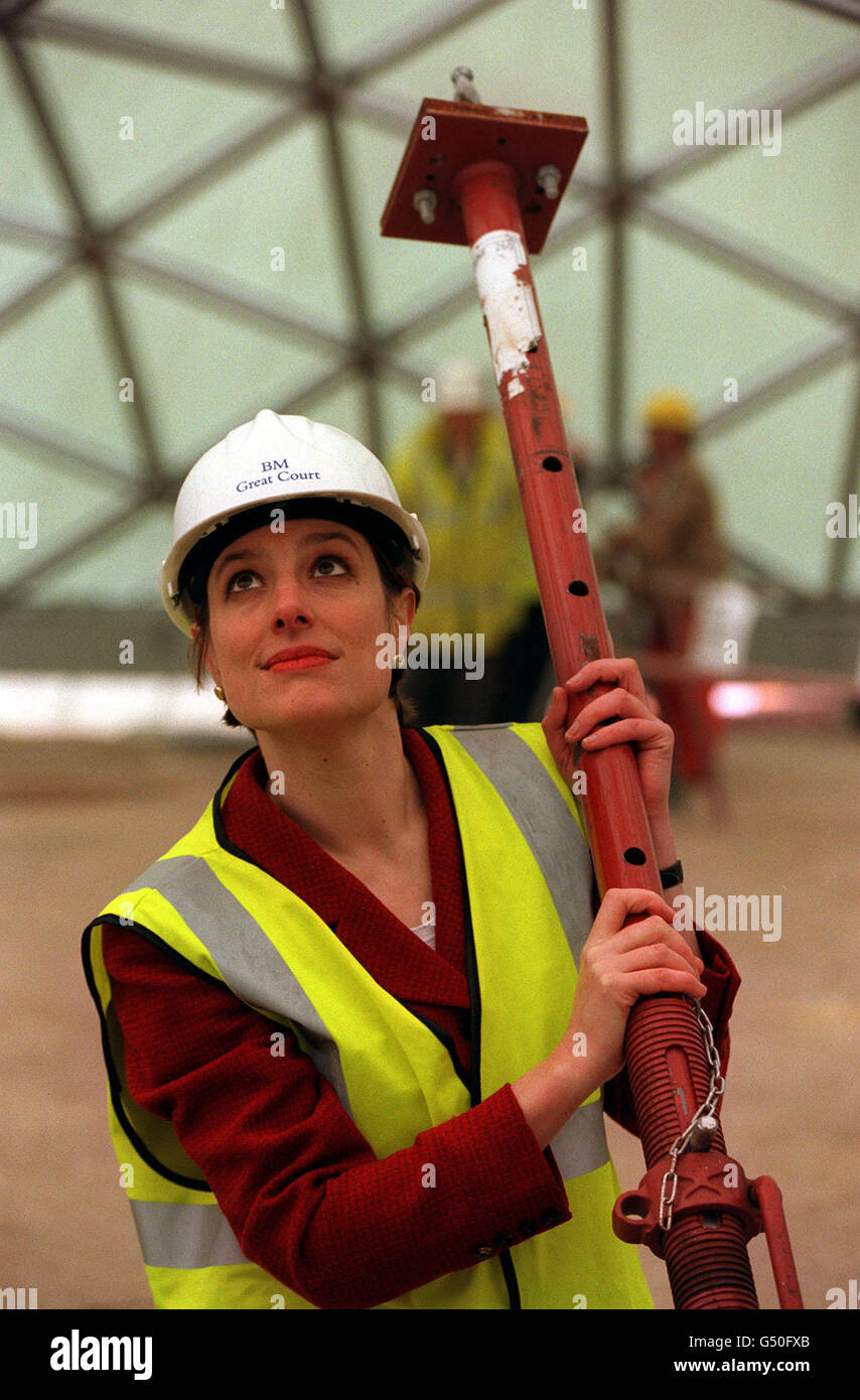Die Geschäftsführerin des British Museum, Suzanna Taverne, entfernt die letzte Stütze vom neuen Dach des Great Court des Museums, wodurch sich die Stahlkonstruktion in ihre endgültige Form einpendelte und sich selbst stützte, was den zwei Hektar großen Innenhof des Museums verwandeln wird. * damit ist es der größte überdachte öffentliche Platz in Europa. Das Stahl- und Glasdach des Hofes wurde von den Architekten Foster und Partners des Projekts geschaffen. Stockfoto